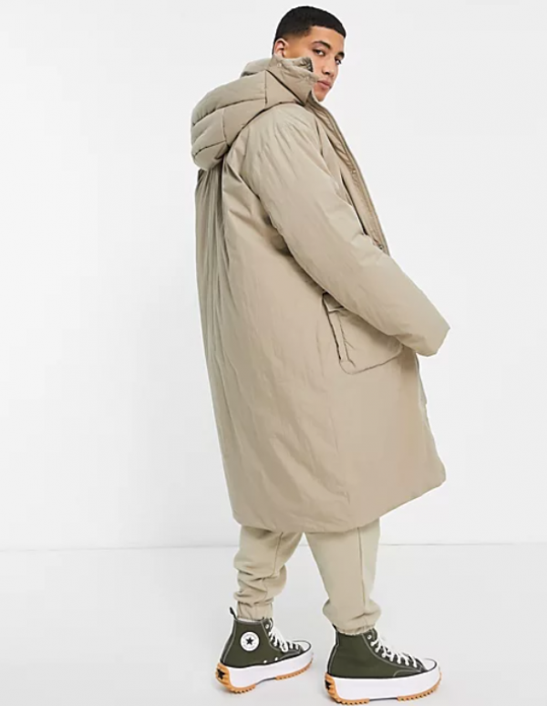 Jaket parka dengan potongan oversized
